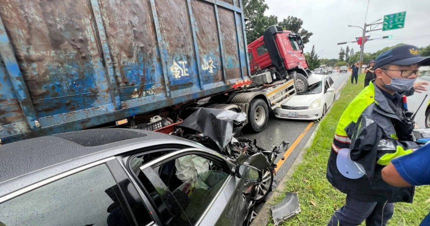 台9線花蓮縣新城鄉花蓮機場附近道路28日上午發生一起車禍事故。（圖／翻攝自記者爆料網）