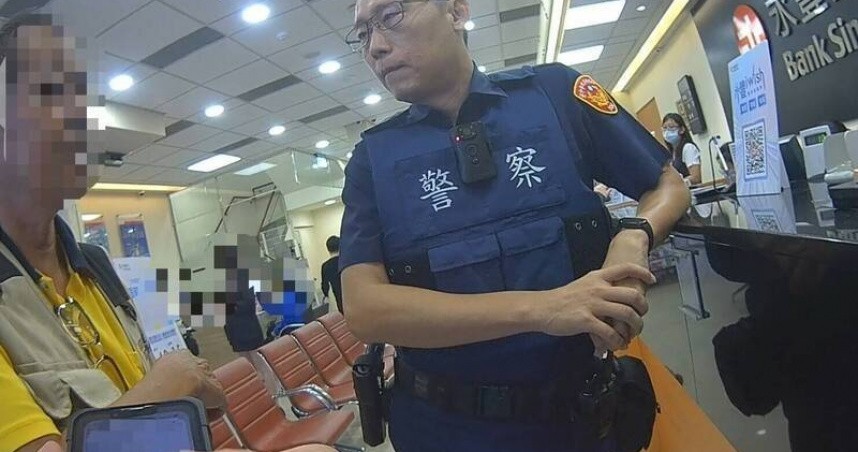 警方攔阻2大叔遭詐。（圖／翻攝畫面）