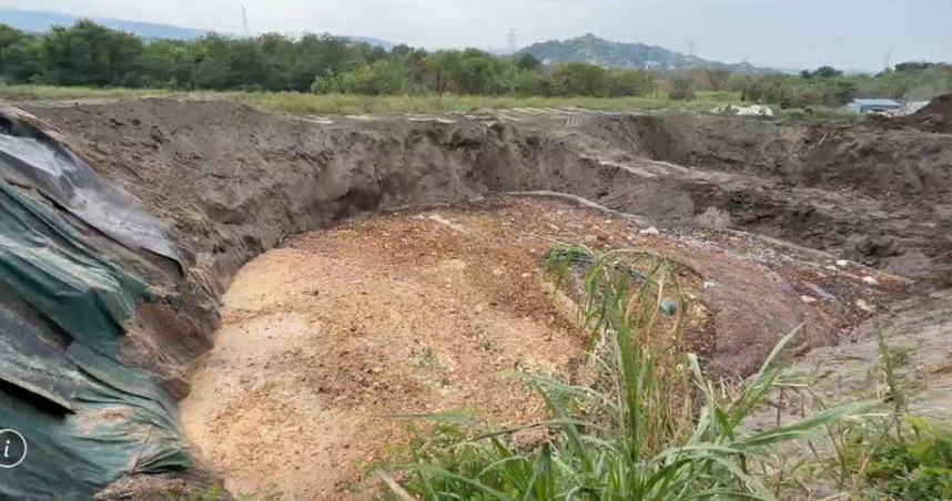民眾黨台中市議員江和樹先前赴霧峰區垃圾廚餘掩埋場關心，現場直擊廚餘露天堆置，上空有不少鳥兒盤旋，質疑鳥兒若食用後，飛去其他養豬場排泄，恐導致病毒傳播。（圖／江和樹提供）