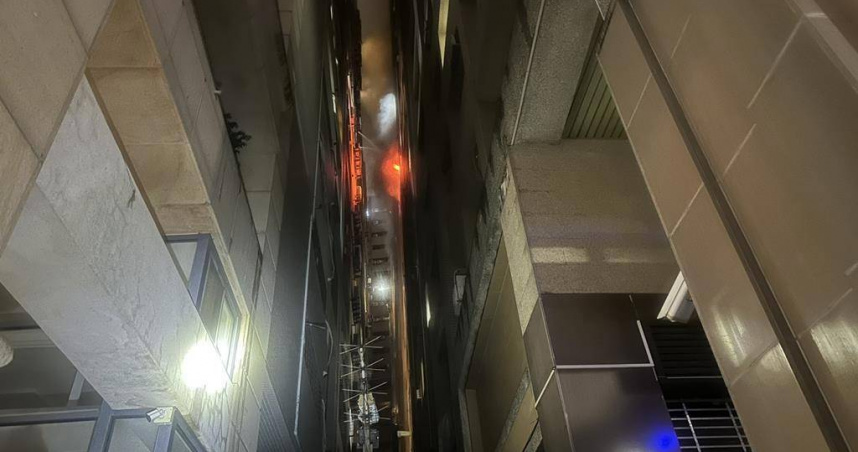 高雄19歲男怒燒女友衣櫥，整棟大樓百人深夜驚逃。（圖 ／翻攝畫面）