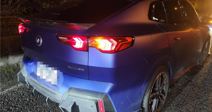 有異物深夜掉落國道，導致含BMW在內的8車閃避不及撞上。（圖／翻攝畫面）