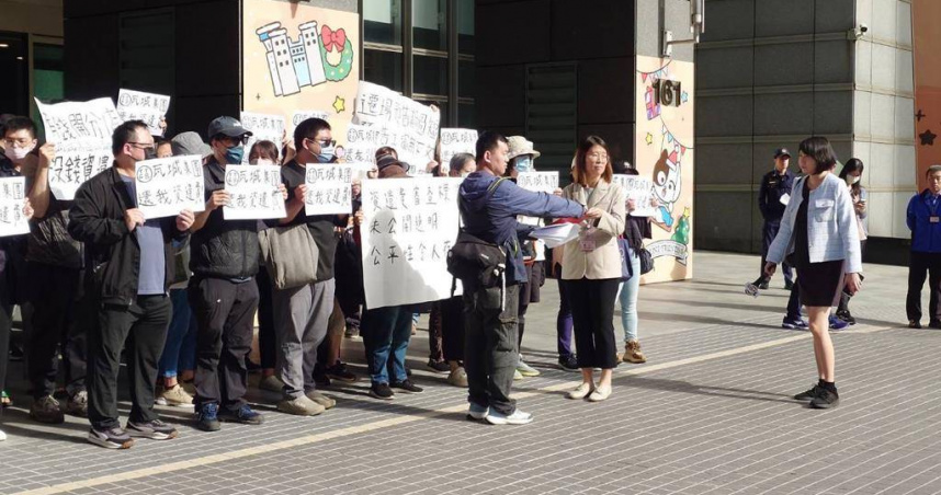 知名餐飲業瓦城泰統集團即將把工廠搬遷至中壢廠區，引發基層同仁不滿，今（17）日赴新北市府抗議，並提出四大訴求，包含「遷廠預告期過短」、「資遣費審查未公開透明」、「遷廠補助有落差」、「要求無法配合遷廠者簽自願離職書」等，希望公司正視。（圖／中國時報柯毓庭攝）