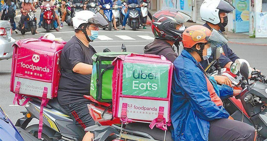 我國外送員已逾15萬人次曾登錄上線，但外送員就報酬保障、停權申訴、契約關係、保險等仍時常與外送平台爭論不休。（圖／報系資料照）