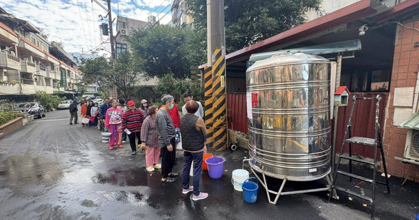 淡水居民30日一早排隊接水。（圖／報系資料照）