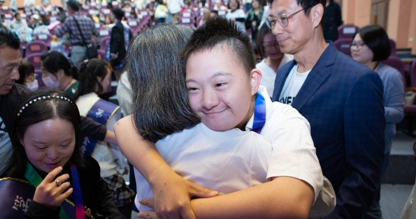 首屆金唐獎30日於台北青年局登場，總共吸引72名唐氏症患者報名參加，最終選出20人獲獎。（圖／翻攝畫面）