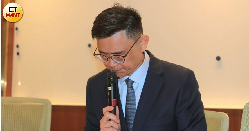 民進黨立委賴瑞隆就 8 歲兒子涉校園霸凌一事，親向受害者家長致歉並獲諒解。（圖／周志龍攝）