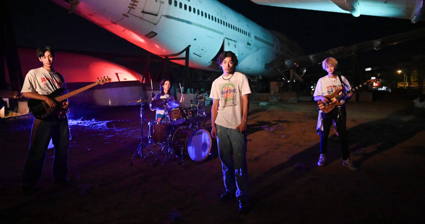 新人樂團站上巨無霸客機　成員懼高症發作全身冒汗