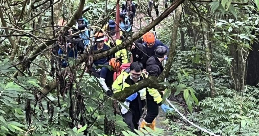 81歲鍾姓領隊攀登雙溪中坑古道時昏厥，消防人員合力將他救下山送醫。（圖／翻攝畫面）