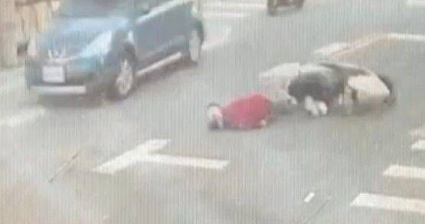 彰化80歲阿嬤連人帶車噴飛，肇事女駕駛嚇到呆坐車內。（圖 ／翻攝畫面）