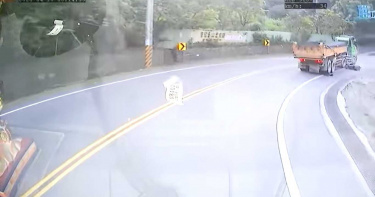 轉彎超砂石車繞不過 騎士遭2次輾壓命喪北橫