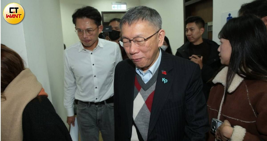 民眾黨創黨主席柯文哲（中）今（2）日來到立法院，第一站就是拜會民眾黨團。（圖／周志龍攝）