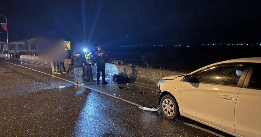 花蓮縣玉里鎮台9線樂合溪橋南端2日晚間發生死亡車禍，41歲國中代理教師騎機車自摔滑入對向車道遭撞，送醫不治。（圖／翻攝畫面）