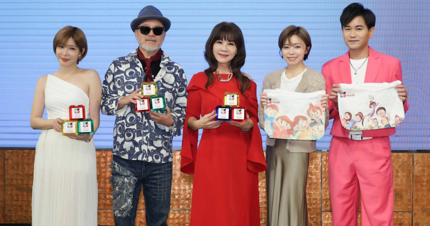 吳俊宏（右起）、王瞳、龍千玉、班鐵翔、孟慶而為「台灣愛與希望國際關懷協會」年度愛心晚會獻唱。（圖／台灣愛與希望國際關懷協會提供）