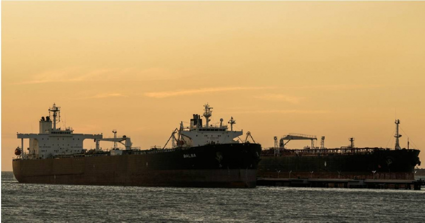 圖為停靠委內瑞拉煉油廠的油輪。（圖／達志／美聯社）