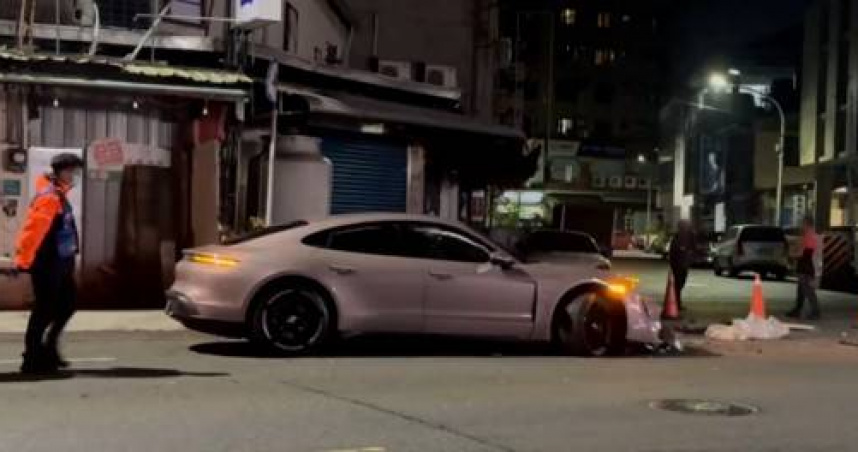 酒測0.92載女兒狂飆保時捷台南失控連環追撞釀傷驚悚。（翻攝畫面）