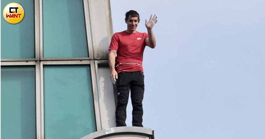 行政院長卓榮泰發文恭喜霍諾德（Alex Honnold）挑戰徒手攀登台北101成功，然而貼文中稱「台灣101」引發爭議。（圖／黃耀徵攝）