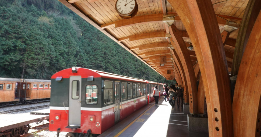 旅遊平台推出5天4夜的國旅行程，6人團每人團費5萬0680元，遭網友質疑是盤子價。圖為阿里山小火車。（示意圖／unsplash）