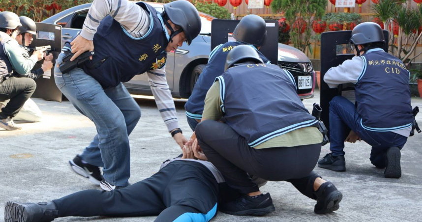 新莊分局4日舉辦防搶演練，逼真程度讓民眾一度以為是在拍電影。（圖／翻攝畫面）