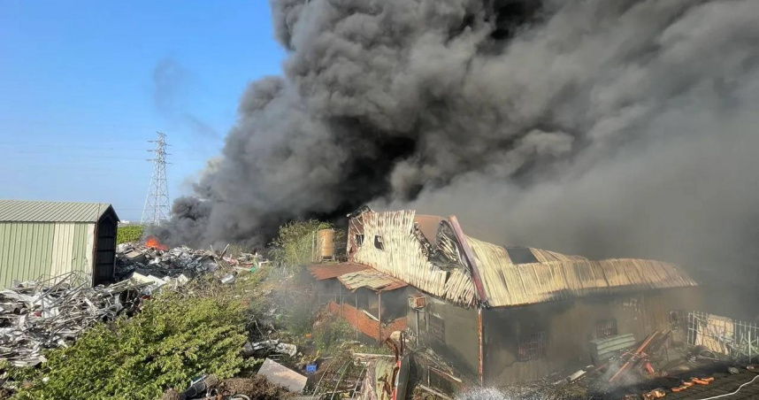 雲林資收場大火濃煙數公里外可見　縣府緊急提醒4鄉鎮居民快關窗