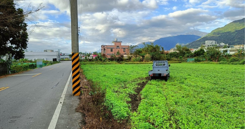 花蓮吉安2日清晨發生小貨車與機車碰撞事故，60歲女騎士送醫不治。（圖／翻攝畫面）