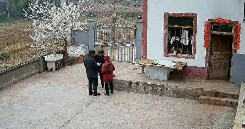 大陸四川一名到外地工作的宋姓男子，思念家人遠端開監視器竟撞見2男到家中對其母行騙，事後警方迅速將2男逮捕。（圖／翻攝自微博／紅星新聞）