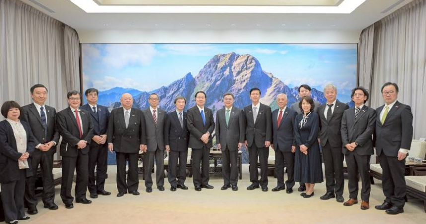 卓榮泰接見日本台灣親善協會訪團，強調台日戰略產業合作與深化雙邊交流。（圖／行政院提供）