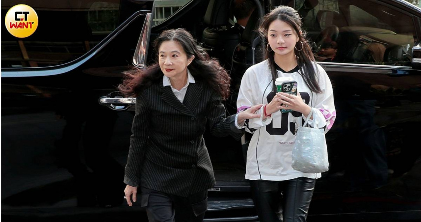 國民黨台北市議員應曉薇（左）深陷京華城案重挫連任之路，女兒應佳妤（右）鬆口表態參選代母上陣守土。（圖／周志龍攝）