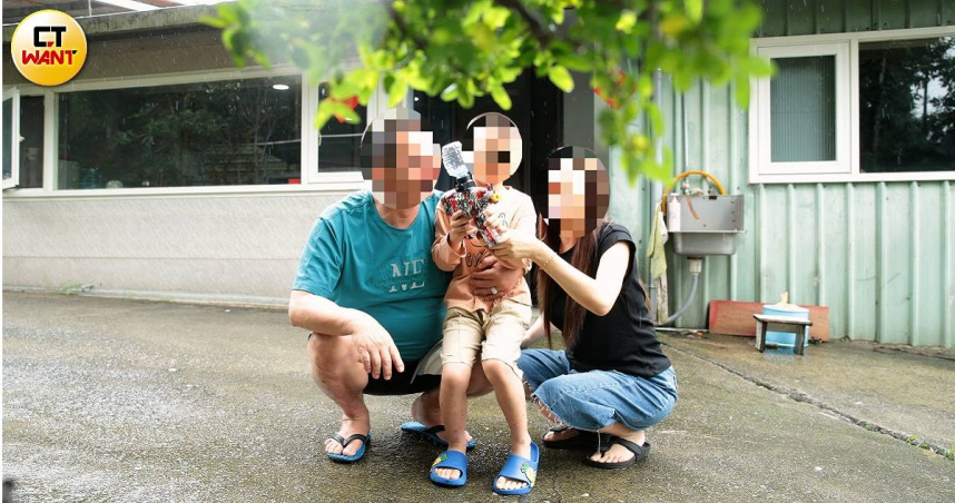 6歲男童小樂（化名）出生數個月後便由周氏夫妻照顧至今，但因現行制度禁止無血緣指定收養，一家人至今無法完成正式收養程序。（圖／周志龍攝）