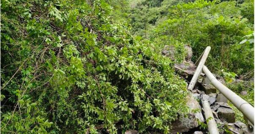 高雄步道驚爆山崩！巨石狂砸封路　2名溯溪客驚險受困獲救