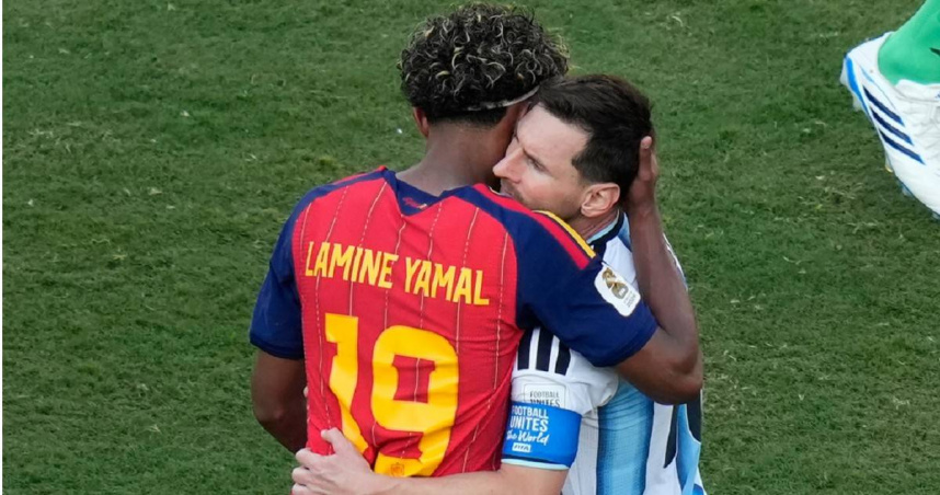 亞馬爾（Lamine Yamal）與梅西（Lionel Messi）賽後相擁。（圖／達志／美聯社）