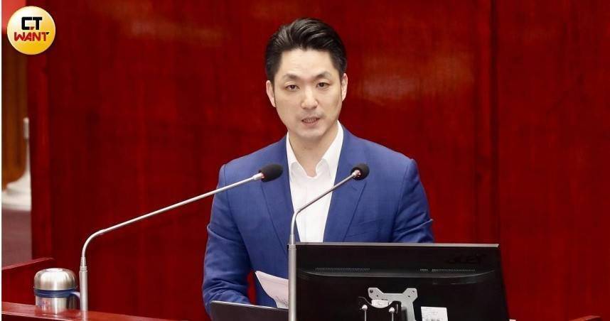 台北市長蔣萬安主持白海豚颱風第一次工作會報，表示颱風暴風圈雖逐漸縮小，但外圍環流仍可能為台北市帶來豪大雨及強陣風。（圖／方萬民攝）