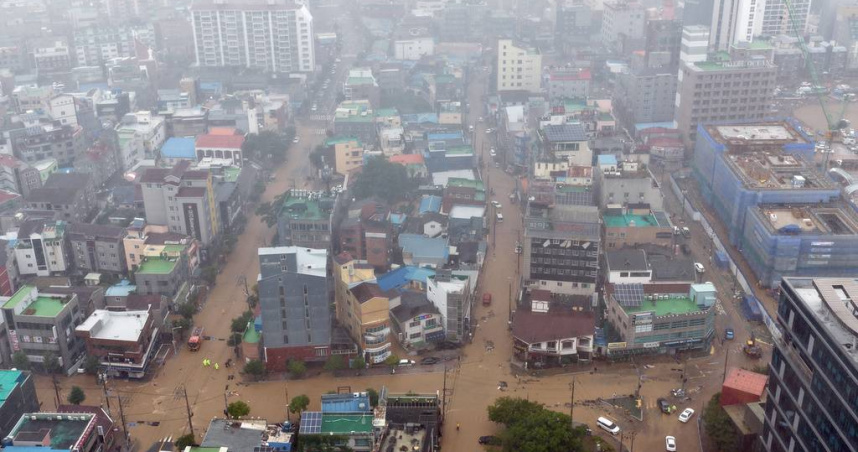 韓國南部近日遭遇極端豪雨，巨濟、統營等地災情持續擴大。（圖／達志／美聯社）