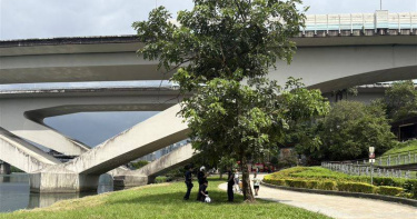 ）警消趕抵碧潭東岸高速公路橋下，下艇將年約60歲落水男子打撈上岸，男子救起時已無生命跡象，送往耕莘醫院急救。（圖／翻攝畫面）