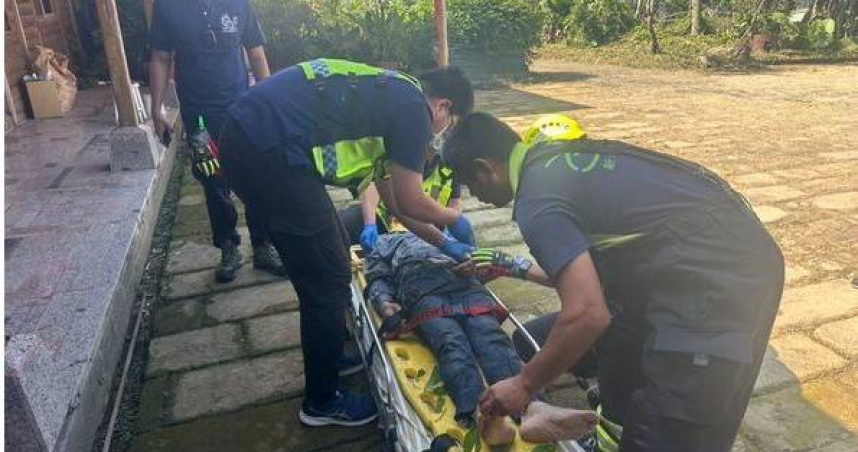 嘉義7旬翁割草墜5米深溝！受困16小時虛弱呼救　警民徹夜搜山救人