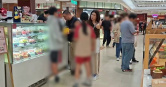 蔣家第四代蔣友常與老婆郭秋君及一雙兒女現身台北市某百貨美食街。（圖／讀者提供）