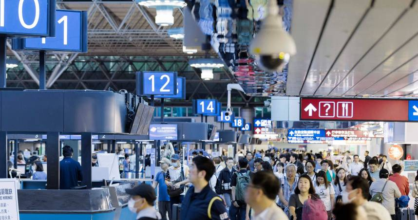 歐盟完成航空旅客權益法規改革，自2027年10月23日起，旅客可免費攜帶1件符合尺寸規定的隨身小物登機。（圖／桃園國際機場公司）