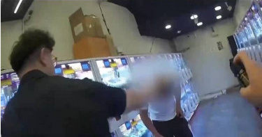 育才派出所員警拿出辣椒水狂噴一中街娃娃機偷竊大盜，順利制伏，帶回派出所。（圖／警方提供）