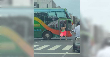 賓士男車禍後逃離現場 目擊者傻眼:他裸奔+遛鳥