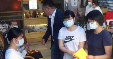 韓賜村撞死騎士赴靈堂 稱出事時是黃燈非紅燈