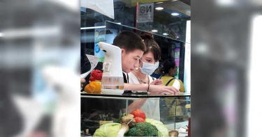 琳妲 貴氣出街買小吃