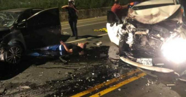桃園平鎮2轎車對撞 車子成廢鐵5人輕重傷