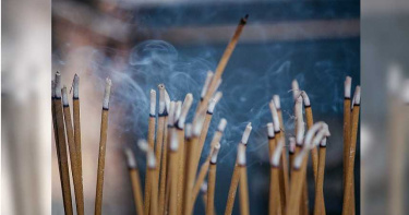 阿公頭七半夜尿急...「咔咔咔木屐聲」停門口!他怕爆 弟閉眼冒冷汗:在床邊