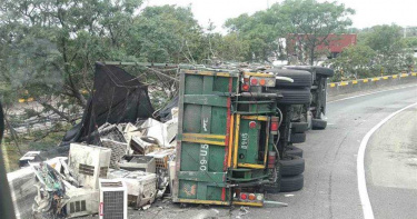 國道3號南下和美匝道「拖板車撞護欄翻覆」 廢棄家電掉滿地