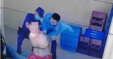 外籍男穿醫院病服不願戴好口罩倒超商門口 情緒激動遭警壓制