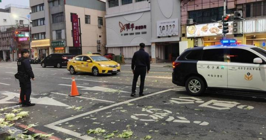 高雄1輛裝載蔬菜的小貨車闖紅燈，接連撞上2車後再高速迴轉半圈，導致蔬菜全噴灑滿地。（圖／翻攝畫面）