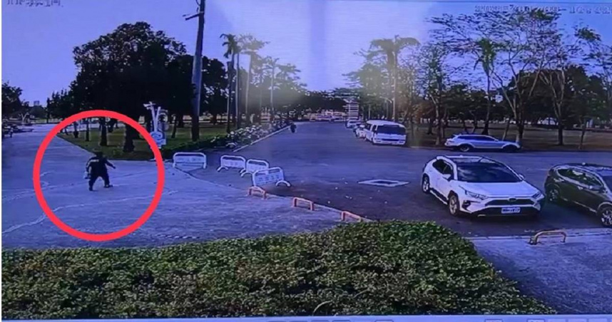 屏東縣民公園日前出現一名年約4、50歲的阿伯，不僅在兒童遊戲區脫褲露鳥，還強拉女童伸狼爪摸對方屁股，被民眾發現後出面制止，並會同保全人員報警處理。（圖／翻攝畫面）