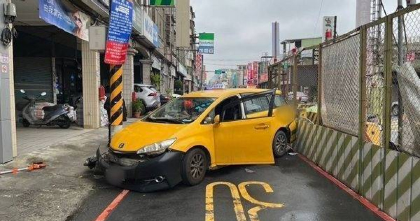 八德20小時內驚傳兩起駕駛突病自撞，計程車撞電桿。（ 圖／翻攝畫面）