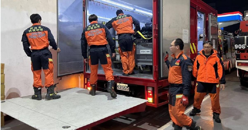 新北市消防局特搜大隊發布在隊集結點檢個人裝備指令，並測試各式救援裝備器材。（圖／新北市消防局提供）