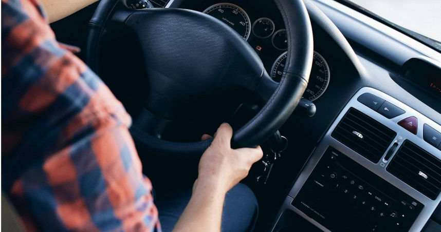 一名網友在Threads發文，分享了一家人在春節年假尾聲搭乘機場接送服務時的驚險經歷 。（示意圖／翻攝Pexels）