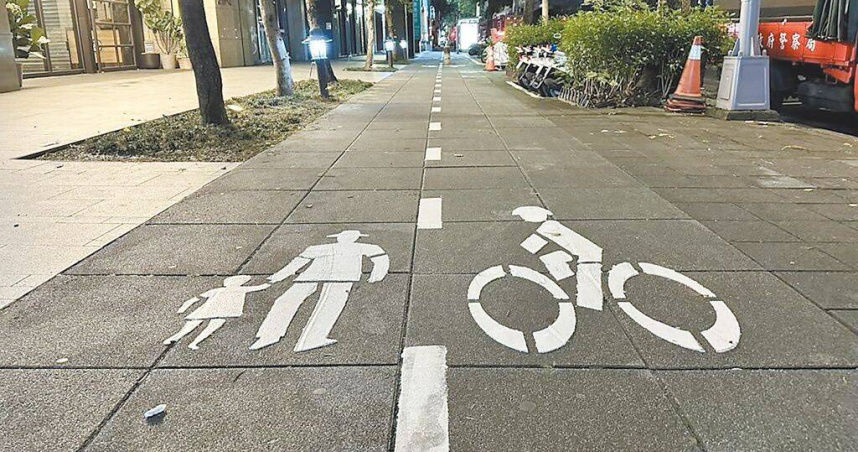 台北市政府自去年7月起祭出YouBike違規記點新制，盼以此提高YouBike使用者的安全騎乘意識，並落實「行人優先」理念。圖為行人與自行車人車共道。（圖／報系資料照）